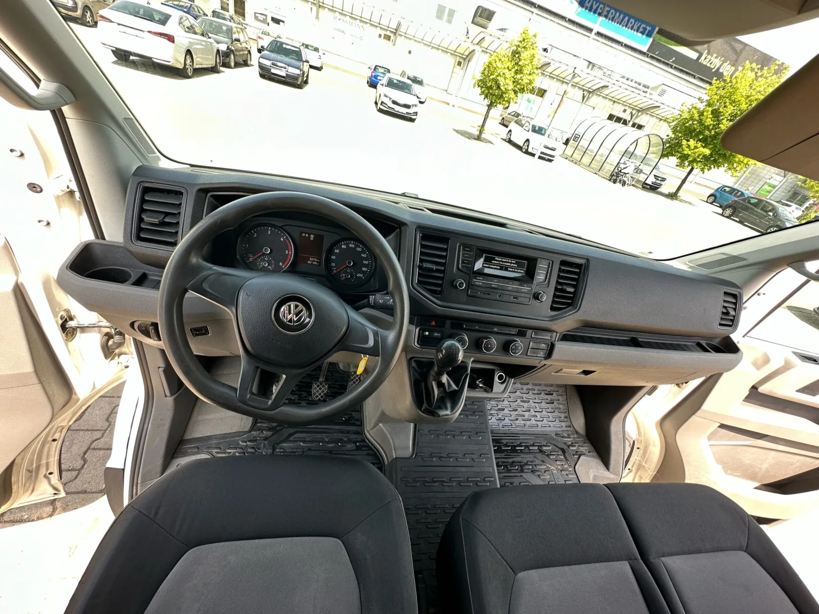 VW CRAFTER (2018) MANUAL k pronájmu - fotografie 16