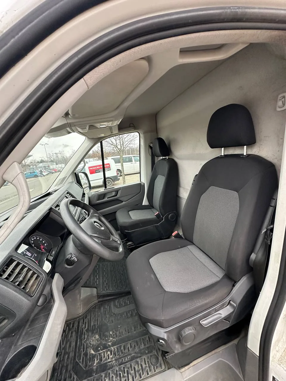 VW CRAFTER (2018) AUTOMATIC k pronájmu - fotografie 14